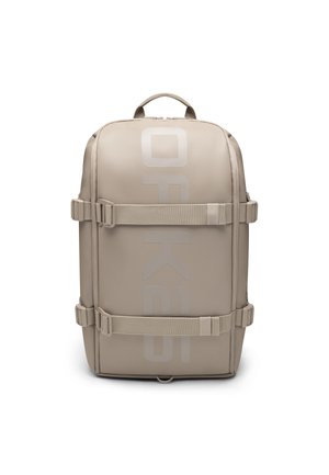 Bézs téglalap alakú hátizsák két állítható vízszintes pánttal és felső fogantyúval, finom függőleges szövegmintával az elülső panelen.