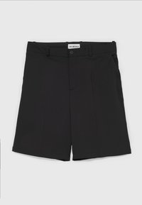 Shorts noirs à coupe ajustée, avec un devant plat, deux poches latérales et une fermeture à bouton. Confectionnés dans un tissu lisse.