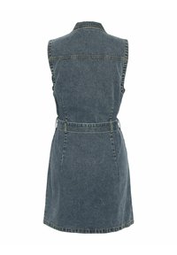 Sukienka dżinsowa w średnim niebieskim kolorze, bez rękawów, z kołnierzykiem, lekko ściśnięta w talii dopasowanym paskiem, z prostą spódnicą.