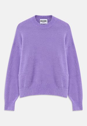 Vijoličen, puhast pleteni pulover s krožnim ovratnikom, dolgimi rokavi in rebrastim robom. Ima teksturirano površino. Oznaka pravi "Moschino Jeans."