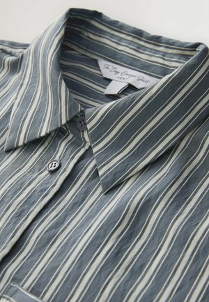 Gestreiftes Hemd in Dunkelblau und Weiß mit klassischem Kragen, zwei Knöpfen an der Knopfleiste und einer strukturierten Stoffqualität. Innenetikett sichtbar.