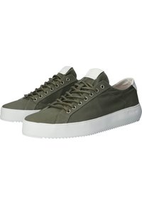 Sneaker in tela verde con suola in gomma bianca, punta arrotondata e occhielli in metallo per i lacci. Il retro presenta una linguetta bianca a contrasto.