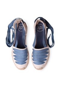 Espadrillas di tela blu con suola in juta intrecciata, dotate di cinturini incrociati e design piatto. Punta arrotondata e lacci alla caviglia in tessuto.