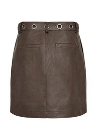Mini-jupe en simili cuir marron avec ceinture intégrée équipée de grands œillets argentés et deux poches passepoilées à l'arrière.