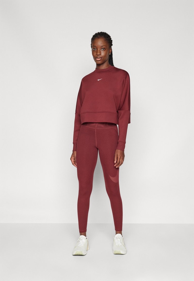 Felpa corta bordeaux con scollatura rotonda e logo, abbinata a leggings a vita alta coordinati con dettaglio del logo laterale e finitura testurizzata.