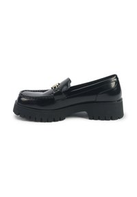 Mustad musta lakknahast loafer, millel on paks, soonikkoonus kummist tallad. Sellel on ees dekoratiivne kuldne tarvik ja õmblemise detailid.