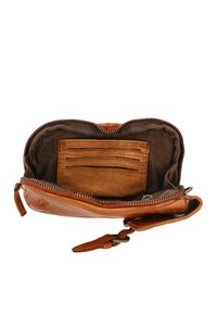 Cartera de cuero marrón claro con cierre de cremallera, que cuenta con un interior de tela marrón, ranuras para tarjetas y una correa para la muñeca. Textura suave con costuras sutiles.