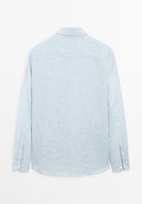 Chemise en lin bleu clair à manches longues, avec des poignets à bouton, un col pointu et un ourlet arrondi. Texture uniforme avec des variations subtiles.