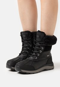 UGG - ADIRONDACK - Talvisaappaat - black Pienoiskuva 1