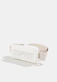 Bolso de cintura blanco de cuero sintético con cierre de cremallera, que presenta el logotipo perforado "ESPRIT", correa de tela marrón y forma rectangular.
