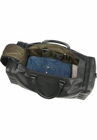 Črna usnjena potovalna torba z močnimi ročaji, odprta, da razkrije olivno zeleno notranjost, ki vsebuje zloženo jeans srajco in več žepov.
