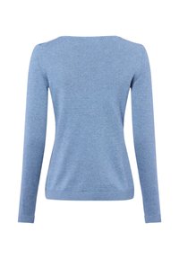 Jasnoniebieski sweter z długim rękawem, okrągłym dekoltem, o miękkiej dzianinie i ściągaczu na końcach rękawów oraz u dołu. Brak widocznych wzorów i detali metalowych.