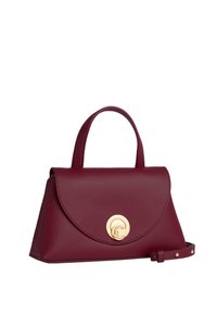 Borsa a mano in pelle bordeaux con forma strutturata, manico superiore e una chiusura circolare dorata. Texture liscia con chiusura a patta.