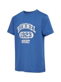 Blå bomulds T-shirt med rund hals og korte ærmer, der tydeligt viser hvid tekst: "HUMMEL 1923 SPORT" på forsiden.