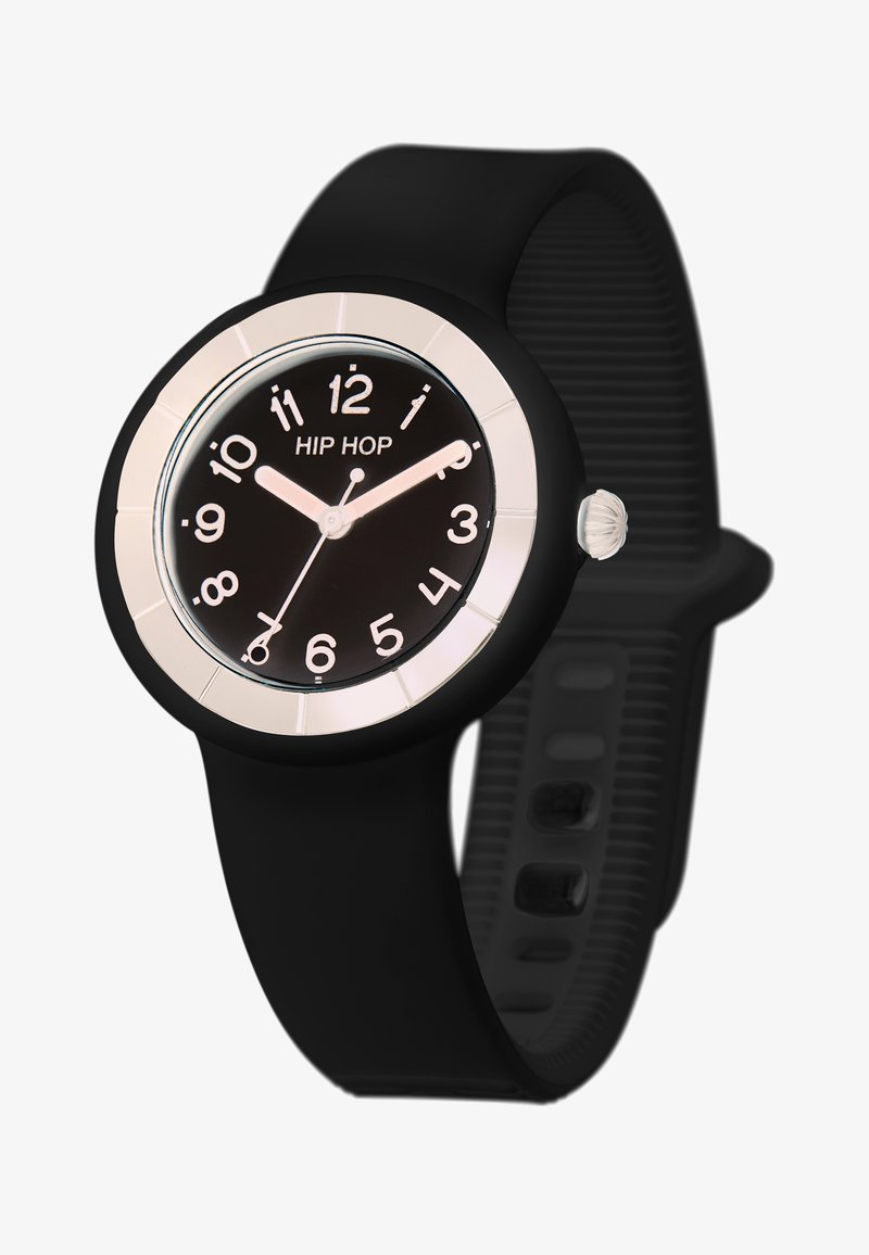 Montre en silicone noire avec un cadran rond, des marqueurs d'heure blancs et un cadran noir audacieux. Elle possède une lunette métallique et un bracelet texturé.