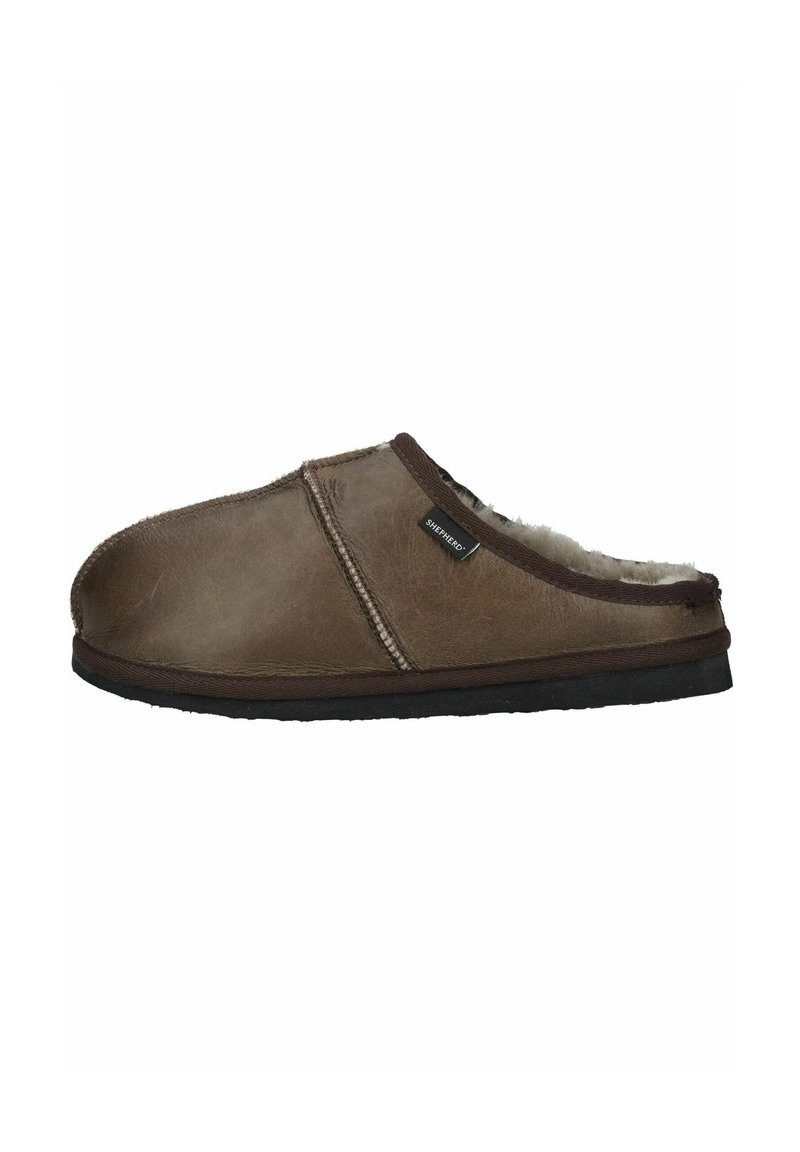 Chausson en cuir marron à enfiler avec doublure en polaire douce et semelle noire, étiqueté "Shepherd" sur le côté.