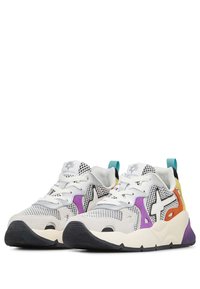 Sneakers sportive con un mix di rete bianca e suede. Presentano dettagli in viola, arancione e teal, e una suola nera in gomma. Dettaglio logo distintivo.