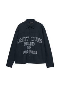 Granatowa koszula z długim rękawem, zapinana na guziki, z kołnierzykiem, z białym napisem "UNITY CLUB BOUND BY PURPOSE" z przodu.