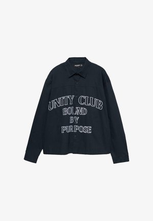 Camicia a maniche lunghe blu navy con colletto, con testo bianco "UNITY CLUB BOUND BY PURPOSE" sul davanti.