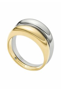 Zweifarbiger Ring mit einem glänzenden Design aus Gold und Silber. Glatte, abgerundete Kanten mit einer leichten Kurve. Innen mit "FOSSIL STEEL" markiert.