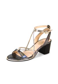 Sandale ouverte avec un dessus en dégradé métallique bleu foncé et argent. Présente des sangles croisées, une sangle à la cheville et un talon bloc.