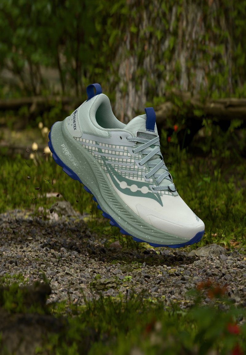 Heledad roheline jooksujalanõud, millel on tekstuuriga pealispind, sinised aktsendid ja vastupidav tald. Omab võrkkangast detaile ja pehmendatud disaini mugavuseks.