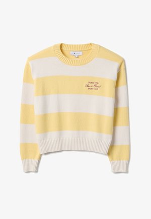 Suéter de punto a rayas amarillas y blancas con puños, dobladillo y cuello redondo acanalados, y texto bordado en rojo en el pecho que dice "PARÍS 1996 Rue de Rivoli SPORT CLUB".