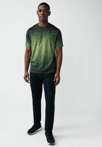 Next DIP DYE GRAPHIC - T-shirts print - green chest graphic