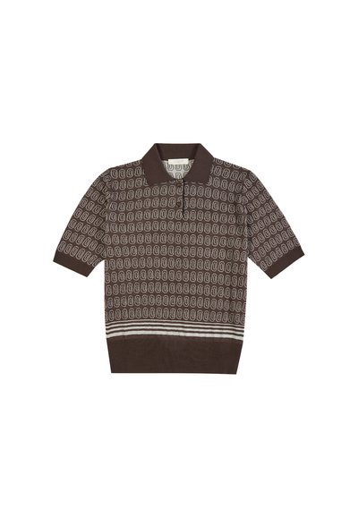 Camisa polo marrón de manga corta con un diseño estampado de pequeños óvalos blancos, con un cuello y dobladillo acanalados en marrón sólido.