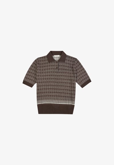 Camisa polo marrón de manga corta con un diseño estampado de pequeños óvalos blancos, con un cuello y dobladillo acanalados en marrón sólido.