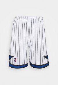 Pantaloni sportivi bianchi con strisce nere, dettagli blu e neri all'orlo e logo NBA sul lato sinistro. Realizzati in tessuto a rete.