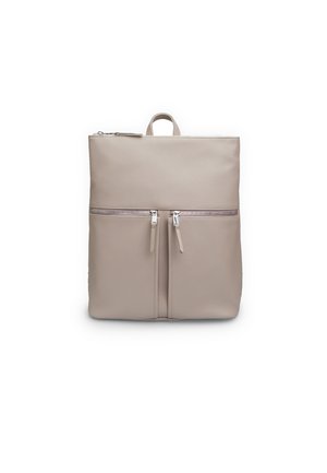 Leder-Rucksack in hellem Beige mit einer glatten Textur, ausgestattet mit zwei vorderen Reißverschlusstaschen und einem oberen Tragegriff für einfachen Transport.