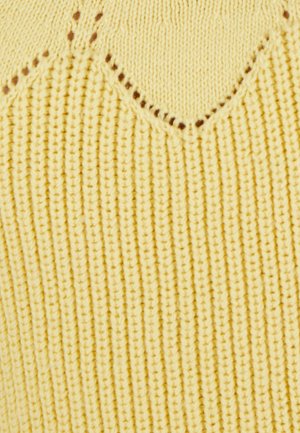 Geel gebreide stof met verticale ribbels, met een V-vormige uitsparing nabij de halslijn. Zachte textuur met subtiele bruine spikkels.