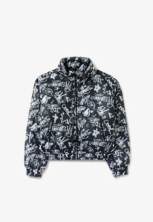 Zwarte pufferjas met witte graffiti-achtige schrijfsel en tekeningen, voorrits, ritszakken aan de zijkanten en elastische manchetten en zoom.