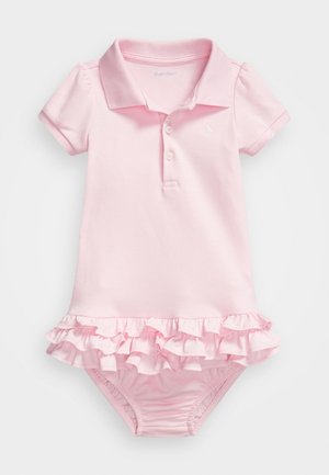 Combinaison pour bébé à manches courtes rose avec col, trois boutons, ourlet à volants et logo brodé sur la poitrine.