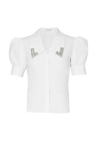 Weiße Bluse mit Puffärmeln, die einen Kragen, Frontknöpfe und silberne Strassakzente in Form von "L" an den Schultern aufweist.