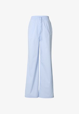 Jasnoniebieskie, szerokie spodnie w paski z elastycznym pasem i sznurkiem do regulacji. Miękki materiał o gładkiej fakturze, z detalem w postaci tylnej kieszeni.