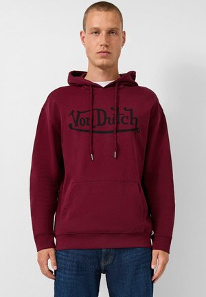Burgunderfarbene Kapuzenjacke mit einer vorderen Kängurutasche, Kapuze mit Kordelzug und schwarzem "Von Dutch" Logo-Design. Weicher Stoff mit gerippten Bündchen.