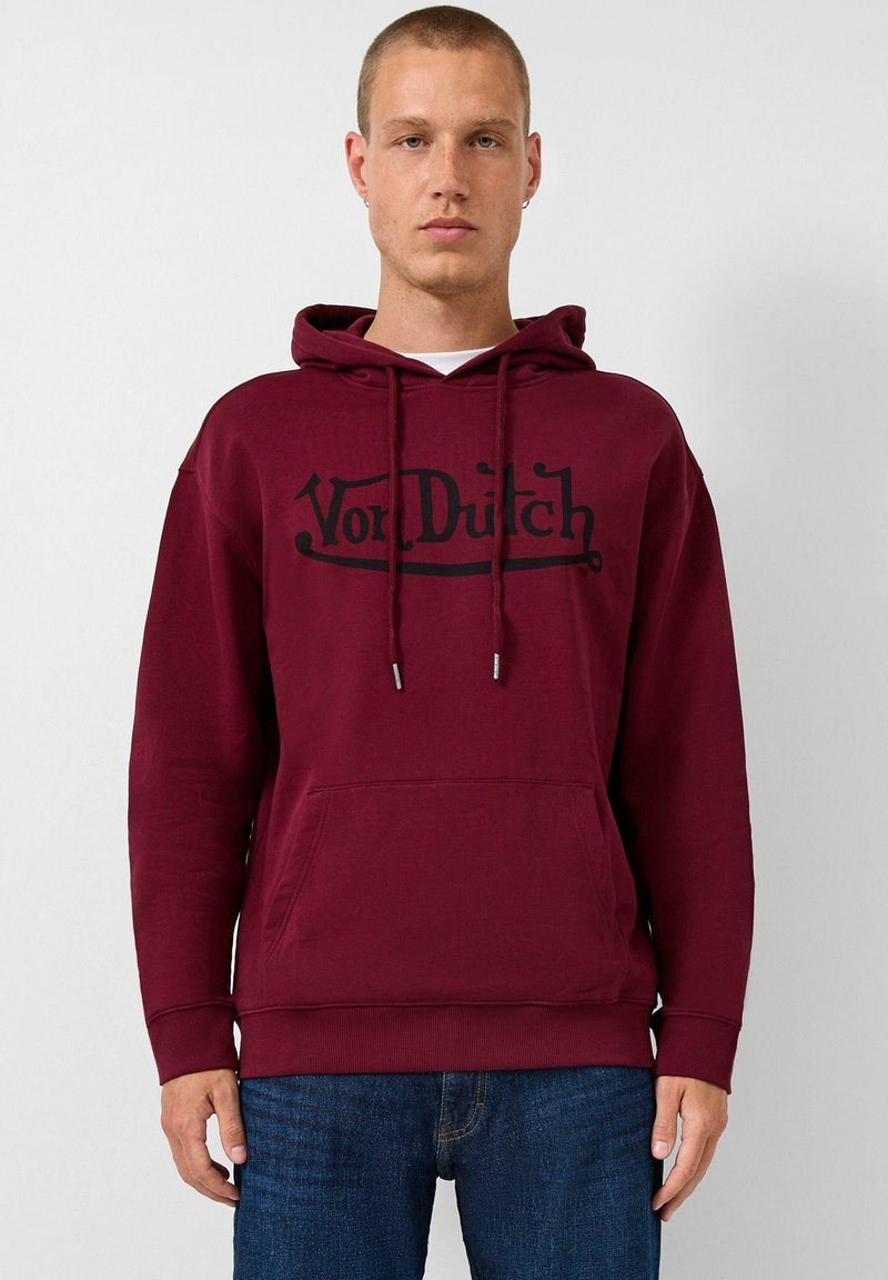 Felpa borgogna con tasca a marsupio frontale, cappuccio con cordini e grafica nera "Von Dutch". Tessuto morbido con polsini a costine.