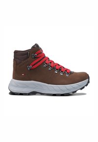 Stivale da trekking in pelle marrone con lacci rossi, dettagli in rete e suola grigia. Presenta accessori in metallo e un design alto alla caviglia per supporto.