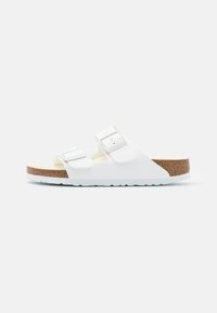Witte sandalen met twee verstelbare banden, kurken voetbed en een geprofileerde rubberen zool. Gladde afwerking met een ergonomische vorm.