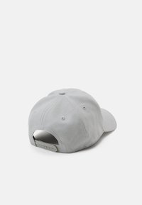 Grå stofkasket med en buet skygge, justerbar snapback-lukning og små ventilationshuller på bagsiden og siderne.