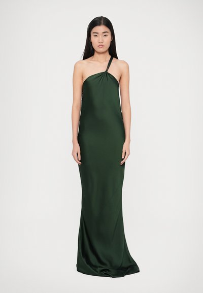 Abito da sera in raso verde con una spallina singola e un dettaglio ritorto al collo. L'abito ha una silhouette elegante e aderente.