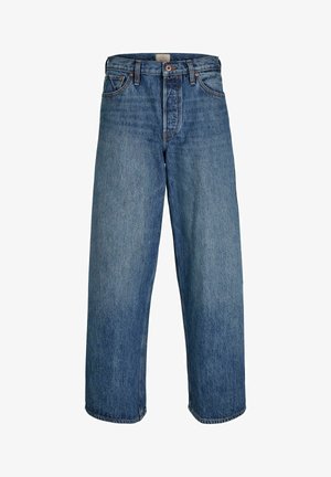 Hvid bomulds T-shirt, afslappet pasform, parret med blå denim jeans og beige sneakers med lysebrune accenter. Enkel og afslappet design.