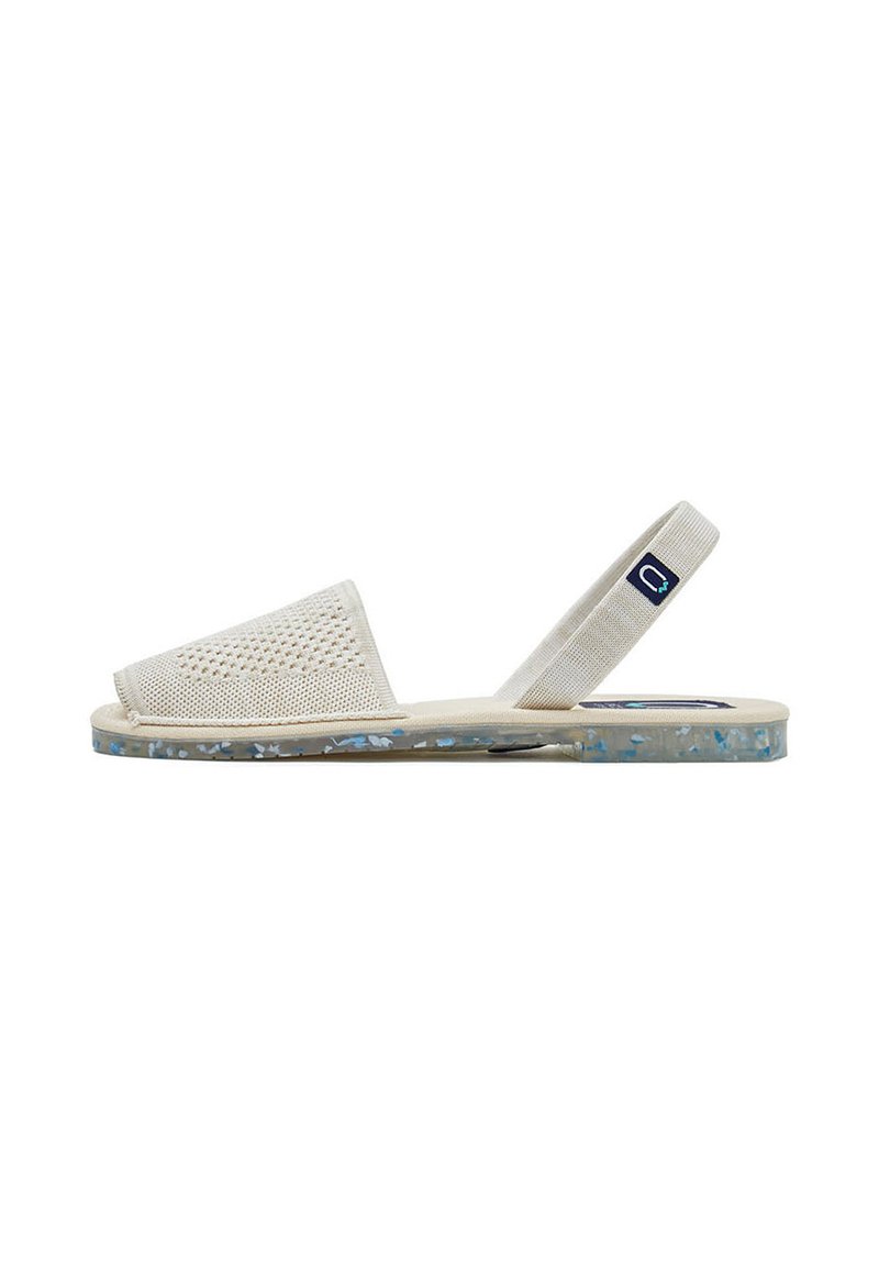 Sandalias blancas de puntera abierta, perforadas, con una correa texturizada, que cuentan con una suela de goma moteada multicolor y un pequeño logo en el lateral.