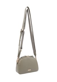 Klein olijfgroen leren crossbody tas met een gebogen vorm, twee ritsvakken en een verstelbare schouderband met decoratieve stiksels.