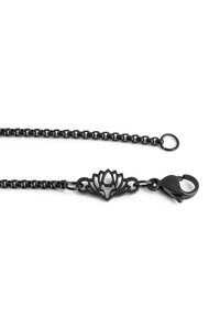 Sort metal kæde med et lotusblomstmotiv i midten. Har en hummerlås og runde led i hele kæden. Glat tekstur.