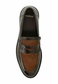 Chaussure en cuir marron foncé avec un panneau en fourrure brune texturée et une finition brillante. Présente une sangle tressée sur le dessus et une forme arrondie.