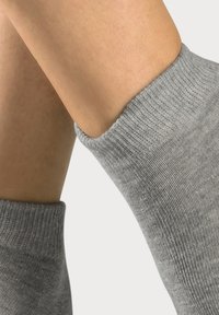Graue Baumwollknöchelsocken mit einem gerippten Bündchen. Glatte Textur, taillierte Form und nahtlose Verarbeitung für Komfort und Langlebigkeit.