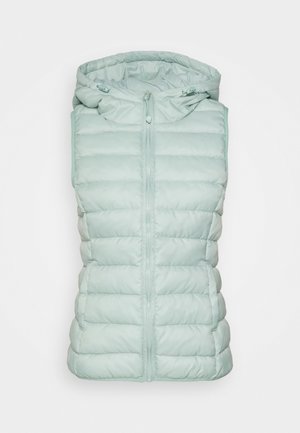 Lichtblauwe, mouwloze puffer-vest met ritssluiting aan de voorkant en verstelbare capuchon, weergegeven op een effen witte achtergrond.